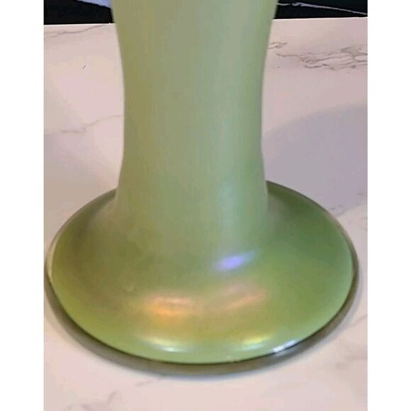 ZELLIQUE Green Iridescent Studio Art Glass Vase Signed 2001 8.5" x 3.25" EUC - Picture 8 of 10